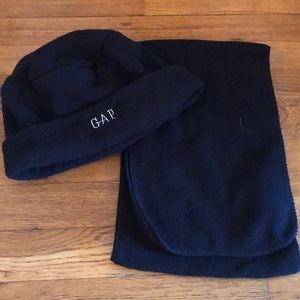Gap Black hat and scarf set